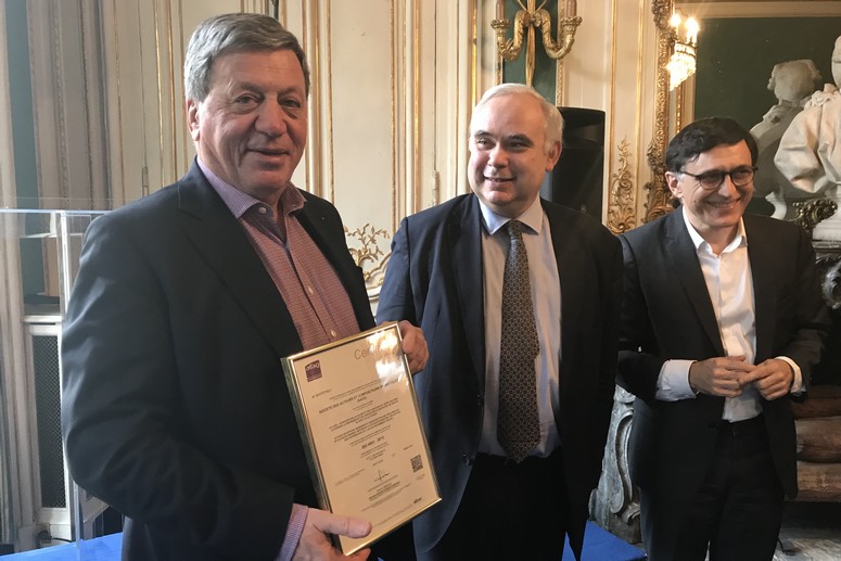Pascal Rogard et Patrick Raude reçoivent la certification ISO 9001 accordée à la SACD. 